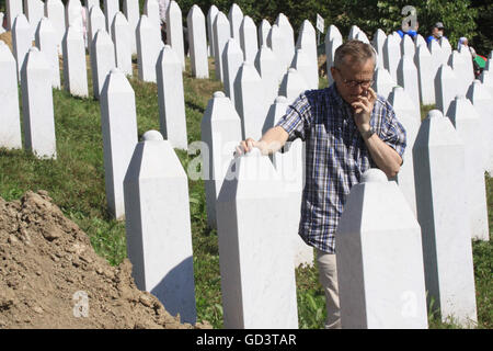 Srebrenica, Bosnien und Herzegowina. 11. Juli 2016. Ein Mann steht neben dem Grab seiner Familie Mitglied in der Gedenkstätte in Potocari in der Nähe von Srebrenica, Bosnien und Herzegowina, am 11. Juli 2016. Bosnien und Herzegowina (BiH) am Montag markiert hier den 21. Jahrestag des Massakers von Srebrenica mit einer feierlichen Zeremonie und ein Todesfall für 127 neu identifizierten Opfer. Bildnachweis: Haris Memija/Xinhua/Alamy Live-Nachrichten Stockfoto