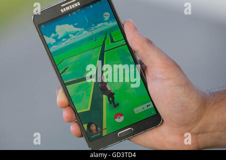 Kingston, Ontario, Kanada. 11. Juli 2016. Ein Mann spielt Pokemon gehen auf ein Samsung-Handy in Kingston, Ontario, am 11. Juli 2016. Bildnachweis: Lars Hagberg/ZUMA Draht/Alamy Live-Nachrichten Stockfoto
