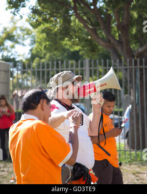 Los Angeles, Kalifornien, USA. 10. Juli 2016.  Willen Kittler spricht Organisator des Protestes fordert die Anklage gegen Hillary Clinton in Megaphon um die Menge an das Federal Building in Los Angeles, Kalifornien. Sheri Determan @ / Alamy Live News Stockfoto