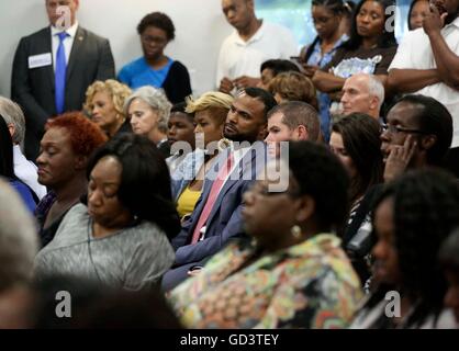 Florida, USA. 11. Juli 2016. Publikum Mitglieder hören zu einer Podiumsdiskussion während einer Polizei & Community Relations Bürgerversammlung am Urban League of Palm Beach County in West Palm Beach Montag, 11. Juli 2016. © Bruce R. Bennett/der Palm Beach Post/ZUMA Draht/Alamy Live-Nachrichten Stockfoto