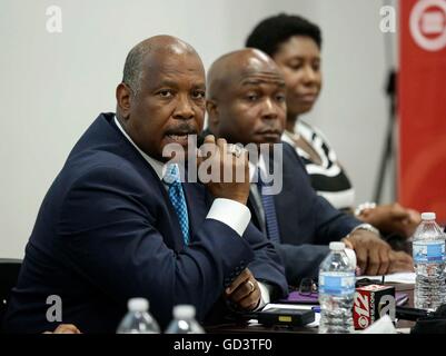 Florida, USA. 11. Juli 2016. Riviera Beach Police Department Chief Clarence Williams spricht bei einer Polizei & Community Relations Bürgerversammlung veranstaltet von der Urban League von Palm Beach County in West Palm Beach Montag, 11. Juli 2016. © Bruce R. Bennett/der Palm Beach Post/ZUMA Draht/Alamy Live-Nachrichten Stockfoto