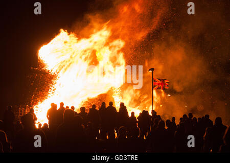 Belfast, Nordirland. 11. Juli 2016 - Kundenansturm bei der traditionellen "11. Night" Lagerfeuer in der unteren Shankill Immobilien.   Bildnachweis: Stephen Barnes/Alamy Live-Nachrichten Stockfoto