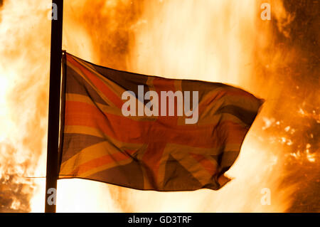 Belfast, Nordirland. 11 Jul 2016 - eine Union Flagge vor dem Lagerfeuer das traditionelle '11 Night' in der unteren Shankill Immobilien. Credit: Stephen Barnes/Alamy Nachrichten Stockfoto