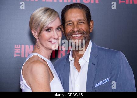 New York, NY, USA. 11. Juli 2016. Hilary Quinlan, Bryant Gumble im Ankunftsbereich der INFILTRATOR Premiere, AMC Lowes Lincoln Square, New York, NY 11. Juli 2016. Bildnachweis: Steven Ferdman/Everett Collection/Alamy Live-Nachrichten Stockfoto