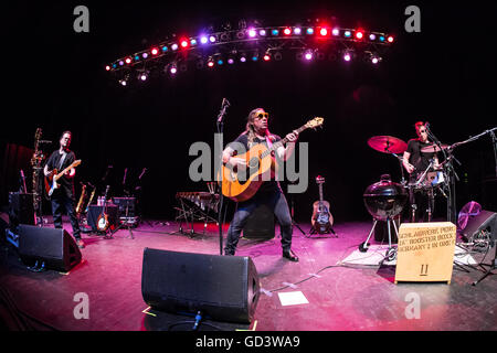 Detroit, Michigan, USA. 10. Juli 2016. VIOLENT FEMMES durchführen auf ihre '' Wir können tun alles Tour'' in The Fillmore in Detroit, MI am 10. Juli 2016 © Marc Nader/ZUMA Draht/Alamy Live News Stockfoto