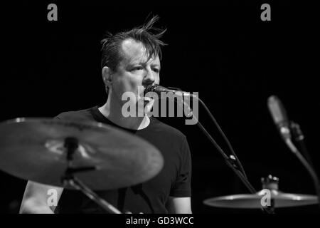 Detroit, Michigan, USA. 10. Juli 2016. JOHN SPARROW von VIOLENT FEMMES, die Durchführung auf der '' Wir können tun alles Tour'' The Fillmore in Detroit, MI am 10. Juli 2016 © Marc Nader/ZUMA Draht/Alamy Live News Stockfoto