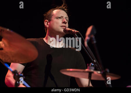 Detroit, Michigan, USA. 10. Juli 2016. JOHN SPARROW von VIOLENT FEMMES, die Durchführung auf der '' Wir können tun alles Tour'' The Fillmore in Detroit, MI am 10. Juli 2016 © Marc Nader/ZUMA Draht/Alamy Live News Stockfoto