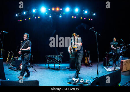 Detroit, Michigan, USA. 10. Juli 2016. VIOLENT FEMMES durchführen auf ihre '' Wir können tun alles Tour'' in The Fillmore in Detroit, MI am 10. Juli 2016 © Marc Nader/ZUMA Draht/Alamy Live News Stockfoto