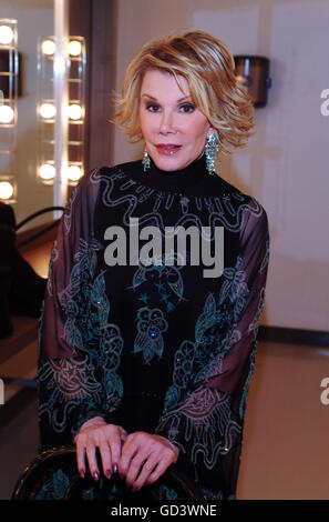 Toronto, Ontario, Kanada. 23. Juni 2016. 23. Juni 2016 - New York, NY, USA - Joan Rivers. Die Private Sammlung Joan Rivers mit den Stern Lieblingsstücke wurden in sowohl live als auch online Sales bei Christie's New York versteigert. Foto: 17. September 2004 - Toronto, Ontario, Kanada. Joan Rivers backstage bei '' Brian Linehan erinnerte '' statt im Winter Garden Theatre. Bildnachweis: Brent Perniac/AdMedia © Brent Perniac/AdMedia/ZUMA Draht/Alamy Live-Nachrichten Stockfoto