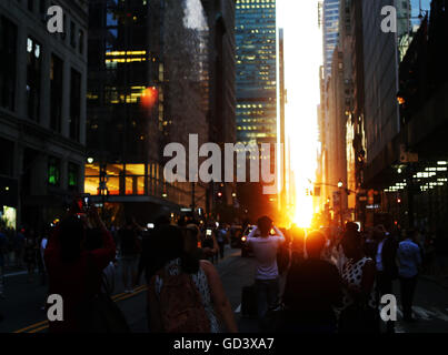 New York, USA. 11. Juli 2016. Menschen fotografieren Manhattanhenge in Manhattan, New York, USA, am 11. Juli 2016. Bildnachweis: Qin Lang/Xinhua/Alamy Live-Nachrichten Stockfoto
