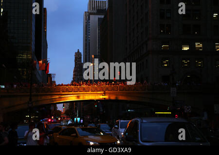 New York, USA. 11. Juli 2016. Menschen fotografieren Manhattanhenge in Manhattan, New York, USA, am 11. Juli 2016. Bildnachweis: Qin Lang/Xinhua/Alamy Live-Nachrichten Stockfoto