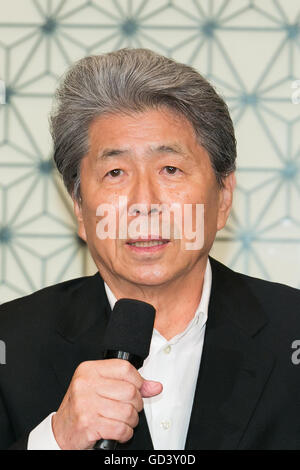 Japanischer Journalist Shuntaro Torigoe spricht während einer Pressekonferenz seine Kandidatur für die Tokyo Gouverneurswahl im Imperial Hotel am 12. Juli 2016, Tokio, Japan zu verkünden. Nach einem Treffen mit Katsuya Okada, Führer der oppositionellen Demokratischen Partei angekündigt Torigoe seine Kandidatur für die Gouverneurswahl von Tokio. Torigoe werden von der Demokratischen Partei in seinem Angebot neuer Gouverneur Tokyos werden rückgängig gemacht. © Rodrigo Reyes Marin/AFLO/Alamy Live-Nachrichten Stockfoto