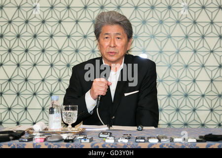 Japanischer Journalist Shuntaro Torigoe spricht während einer Pressekonferenz seine Kandidatur für die Tokyo Gouverneurswahl im Imperial Hotel am 12. Juli 2016, Tokio, Japan zu verkünden. Nach einem Treffen mit Katsuya Okada, Führer der oppositionellen Demokratischen Partei angekündigt Torigoe seine Kandidatur für die Gouverneurswahl von Tokio. Torigoe werden von der Demokratischen Partei in seinem Angebot neuer Gouverneur Tokyos werden rückgängig gemacht. © Rodrigo Reyes Marin/AFLO/Alamy Live-Nachrichten Stockfoto