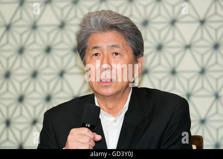 Japanischer Journalist Shuntaro Torigoe spricht während einer Pressekonferenz seine Kandidatur für die Tokyo Gouverneurswahl im Imperial Hotel am 12. Juli 2016, Tokio, Japan zu verkünden. Nach einem Treffen mit Katsuya Okada, Führer der oppositionellen Demokratischen Partei angekündigt Torigoe seine Kandidatur für die Gouverneurswahl von Tokio. Torigoe werden von der Demokratischen Partei in seinem Angebot neuer Gouverneur Tokyos werden rückgängig gemacht. © Rodrigo Reyes Marin/AFLO/Alamy Live-Nachrichten Stockfoto