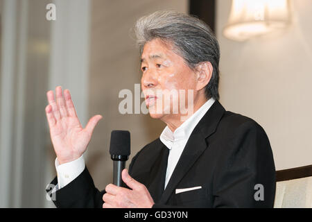 Japanischer Journalist Shuntaro Torigoe spricht während einer Pressekonferenz seine Kandidatur für die Tokyo Gouverneurswahl im Imperial Hotel am 12. Juli 2016, Tokio, Japan zu verkünden. Nach einem Treffen mit Katsuya Okada, Führer der oppositionellen Demokratischen Partei angekündigt Torigoe seine Kandidatur für die Gouverneurswahl von Tokio. Torigoe werden von der Demokratischen Partei in seinem Angebot neuer Gouverneur Tokyos werden rückgängig gemacht. © Rodrigo Reyes Marin/AFLO/Alamy Live-Nachrichten Stockfoto