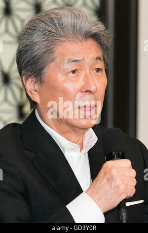 Japanischer Journalist Shuntaro Torigoe spricht während einer Pressekonferenz seine Kandidatur für die Tokyo Gouverneurswahl im Imperial Hotel am 12. Juli 2016, Tokio, Japan zu verkünden. Nach einem Treffen mit Katsuya Okada, Führer der oppositionellen Demokratischen Partei angekündigt Torigoe seine Kandidatur für die Gouverneurswahl von Tokio. Torigoe werden von der Demokratischen Partei in seinem Angebot neuer Gouverneur Tokyos werden rückgängig gemacht. © Rodrigo Reyes Marin/AFLO/Alamy Live-Nachrichten Stockfoto