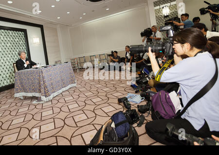 Japanischer Journalist Shuntaro Torigoe spricht während einer Pressekonferenz seine Kandidatur für die Tokyo Gouverneurswahl im Imperial Hotel am 12. Juli 2016, Tokio, Japan zu verkünden. Nach einem Treffen mit Katsuya Okada, Führer der oppositionellen Demokratischen Partei angekündigt Torigoe seine Kandidatur für die Gouverneurswahl von Tokio. Torigoe werden von der Demokratischen Partei in seinem Angebot neuer Gouverneur Tokyos werden rückgängig gemacht. © Rodrigo Reyes Marin/AFLO/Alamy Live-Nachrichten Stockfoto