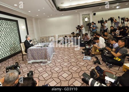 Japanischer Journalist Shuntaro Torigoe spricht während einer Pressekonferenz seine Kandidatur für die Tokyo Gouverneurswahl im Imperial Hotel am 12. Juli 2016, Tokio, Japan zu verkünden. Nach einem Treffen mit Katsuya Okada, Führer der oppositionellen Demokratischen Partei angekündigt Torigoe seine Kandidatur für die Gouverneurswahl von Tokio. Torigoe werden von der Demokratischen Partei in seinem Angebot neuer Gouverneur Tokyos werden rückgängig gemacht. © Rodrigo Reyes Marin/AFLO/Alamy Live-Nachrichten Stockfoto