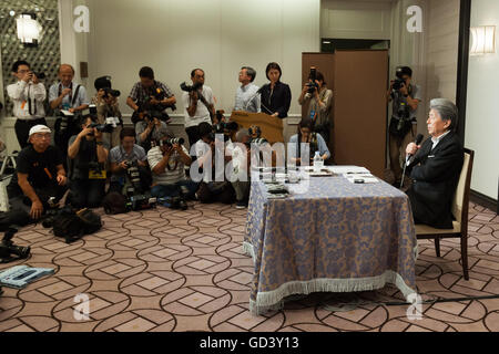 Japanischer Journalist Shuntaro Torigoe spricht während einer Pressekonferenz seine Kandidatur für die Tokyo Gouverneurswahl im Imperial Hotel am 12. Juli 2016, Tokio, Japan zu verkünden. Nach einem Treffen mit Katsuya Okada, Führer der oppositionellen Demokratischen Partei angekündigt Torigoe seine Kandidatur für die Gouverneurswahl von Tokio. Torigoe werden von der Demokratischen Partei in seinem Angebot neuer Gouverneur Tokyos werden rückgängig gemacht. © Rodrigo Reyes Marin/AFLO/Alamy Live-Nachrichten Stockfoto