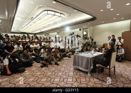 Japanischer Journalist Shuntaro Torigoe spricht während einer Pressekonferenz seine Kandidatur für die Tokyo Gouverneurswahl im Imperial Hotel am 12. Juli 2016, Tokio, Japan zu verkünden. Nach einem Treffen mit Katsuya Okada, Führer der oppositionellen Demokratischen Partei angekündigt Torigoe seine Kandidatur für die Gouverneurswahl von Tokio. Torigoe werden von der Demokratischen Partei in seinem Angebot neuer Gouverneur Tokyos werden rückgängig gemacht. © Rodrigo Reyes Marin/AFLO/Alamy Live-Nachrichten Stockfoto