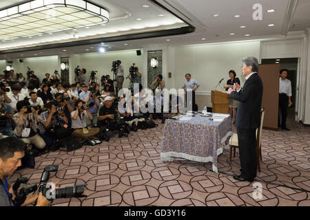 Japanischer Journalist Shuntaro Torigoe spricht während einer Pressekonferenz seine Kandidatur für die Tokyo Gouverneurswahl im Imperial Hotel am 12. Juli 2016, Tokio, Japan zu verkünden. Nach einem Treffen mit Katsuya Okada, Führer der oppositionellen Demokratischen Partei angekündigt Torigoe seine Kandidatur für die Gouverneurswahl von Tokio. Torigoe werden von der Demokratischen Partei in seinem Angebot neuer Gouverneur Tokyos werden rückgängig gemacht. © Rodrigo Reyes Marin/AFLO/Alamy Live-Nachrichten Stockfoto