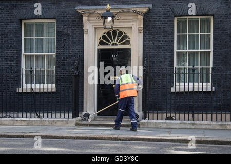 London, UK. 12. Juli 2016. Ein neuen Besen fegt sauber in der Downing Street als Home Secretary Theresa May am Mittwoch, den 13. Juli von Premierminister David Cameron Credit über dauern: Paul Davey/Alamy Live News Stockfoto