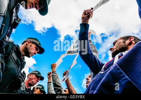 Belfast, Nordirland. 12. Juli 2016 - übergeben The Ardoyne Feeder Parade (wo Orange Lodges aus Ligoniel die Hauptparade 12. Juli verbinden sich mit) der strittigen Ardoyne Geschäfte Gegend ohne Zwischenfälle.  Rund 150 Demonstranten aus GARC gesammelt, schrie, der "Walk of Shame!" wie die Querflöte Band, Orange Lodge und 100 Unterstützer übergeben. Bildnachweis: Stephen Barnes/Alamy Live-Nachrichten Stockfoto