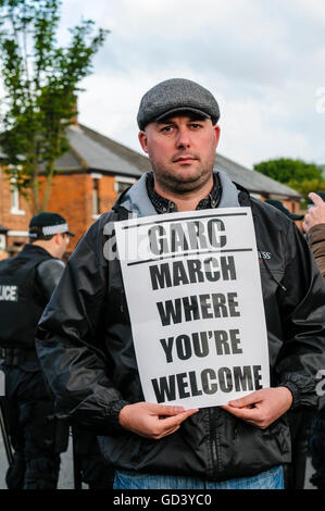 Belfast, Nordirland. 12. Juli 2016 - hält Dee Fennell aus der größeren Ardoyne Bewohner kollektiven (GAERC) einen Banner sagen "Marsch, wo Sie willkommen sind". Bildnachweis: Stephen Barnes/Alamy Live-Nachrichten Stockfoto