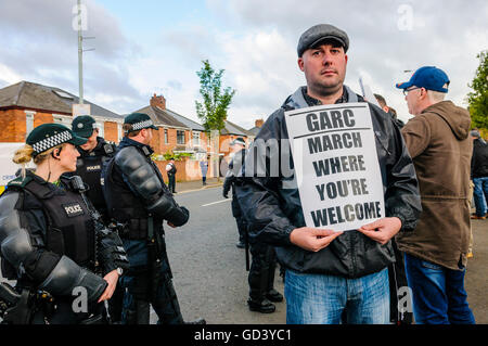 Belfast, Nordirland. 12. Juli 2016 - hält Dee Fennell aus der größeren Ardoyne Bewohner kollektiven (GAERC) einen Banner sagen "Marsch, wo Sie willkommen sind". Bildnachweis: Stephen Barnes/Alamy Live-Nachrichten Stockfoto