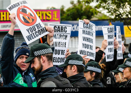 Belfast, Nordirland. 12. Juli 2016 - übergeben The Ardoyne Feeder Parade (wo Orange Lodges aus Ligoniel die Hauptparade 12. Juli verbinden sich mit) der strittigen Ardoyne Geschäfte Gegend ohne Zwischenfälle.  Rund 150 Demonstranten aus GARC gesammelt, schrie, der "Walk of Shame!" wie die Querflöte Band, Orange Lodge und 100 Unterstützer übergeben. Bildnachweis: Stephen Barnes/Alamy Live-Nachrichten Stockfoto