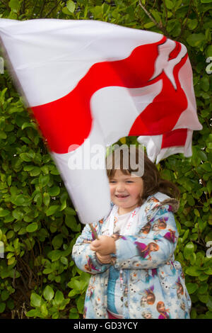 Southport, Merseyside, England 12. Juli 2016.  Annie McQuaide, März 6 Jahre alt, in Southport Oranier Tag durch die Straßen der Stadt.   Dies ist eine jährliche Veranstaltung im Ort beim lokalen von Merseyside, Bootle Lodges und aus der Ferne her sammeln, Edinburgh und Glasgow bis März und Parade, musikalische Begleitung von Scharen von Schaulustigen feiert den Jahrestag der Schlacht am Boyne angefeuert. Bildnachweis: Cernan Elias/Alamy Live-Nachrichten Stockfoto