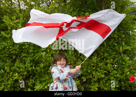 Southport, Merseyside, England 12. Juli 2016.  Annie McQuaide, März 6 Jahre alt, in Southport Oranier Tag durch die Straßen der Stadt.   Dies ist eine jährliche Veranstaltung im Ort beim lokalen von Merseyside, Bootle Lodges und aus der Ferne her sammeln, Edinburgh und Glasgow bis März und Parade, musikalische Begleitung von Scharen von Schaulustigen feiert den Jahrestag der Schlacht am Boyne angefeuert. Bildnachweis: Cernan Elias/Alamy Live-Nachrichten Stockfoto