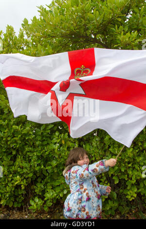 Southport, Merseyside, England 12. Juli 2016.  Annie McQuaide, März 6 Jahre alt, in Southport Oranier Tag durch die Straßen der Stadt.   Dies ist eine jährliche Veranstaltung im Ort beim lokalen von Merseyside, Bootle Lodges und aus der Ferne her sammeln, Edinburgh und Glasgow bis März und Parade, musikalische Begleitung von Scharen von Schaulustigen feiert den Jahrestag der Schlacht am Boyne angefeuert. Bildnachweis: Cernan Elias/Alamy Live-Nachrichten Stockfoto