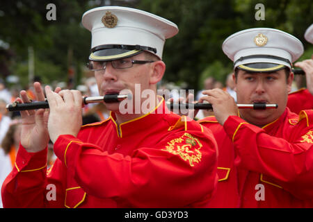 Southport, Merseyside, England 12. Juli 2016.  Bootle Flute Band in Southport Oranier Tag marschierten durch die Straßen der Stadt.   Dies ist eine jährliche Veranstaltung im Ort beim lokalen von Merseyside, Bootle Lodges und aus der Ferne her sammeln, Edinburgh und Glasgow bis März und Parade, musikalische Begleitung von Scharen von Schaulustigen feiert den Jahrestag der Schlacht am Boyne angefeuert. Bildnachweis: Cernan Elias/Alamy Live-Nachrichten Stockfoto