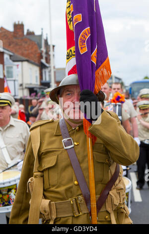 Southport, Merseyside, England 12. Juli 2016.  Alter Soldat in Southport Oranier Tag marschierten durch die Straßen der Stadt.   Dies ist eine jährliche Veranstaltung im Ort beim lokalen von Merseyside, Bootle Lodges und aus der Ferne her sammeln, Edinburgh und Glasgow bis März und Parade, musikalische Begleitung von Scharen von Schaulustigen feiert den Jahrestag der Schlacht am Boyne angefeuert. Bildnachweis: Cernan Elias/Alamy Live-Nachrichten Stockfoto