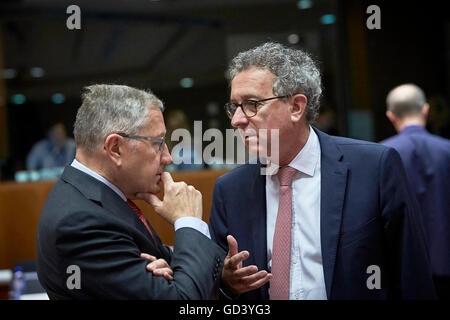 Brüssel, Belgien. 12. Juli 2016. Treffen der Wirtschafts- und ECOFIN-Rat im Conseil européen des Runden Tisches Pierre Gramegna Minister für Wirtschaft von Luxemburg und Klaus Regling Managing Director Credit: Leonardo Hugo Cavallo/Alamy Live News Stockfoto