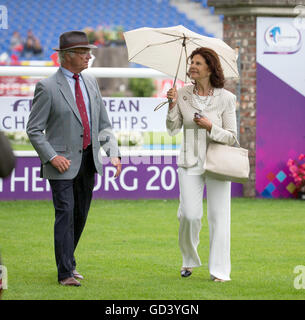 Aachen, Deutschland. 12. Juli 2016. Königin Silvia von Schweden und König Carl XVI. Gustaf sehen Sie sich den Kurs beim CHIO World Equestrian Festival in Aachen, Deutschland, 12. Juli 2016. Foto: FRISO GENTSCH/DPA/Alamy Live-Nachrichten Stockfoto