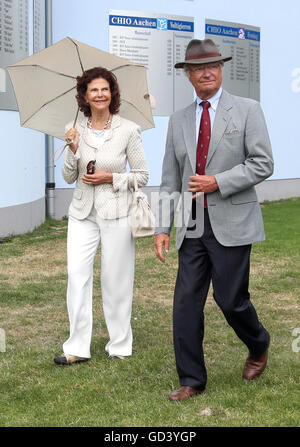 Aachen, Deutschland. 12. Juli 2016. Königin Silvia von Schweden und König Carl XVI. Gustaf sehen Sie sich den Kurs beim CHIO World Equestrian Festival in Aachen, Deutschland, 12. Juli 2016. Foto: FRISO GENTSCH/DPA/Alamy Live-Nachrichten Stockfoto