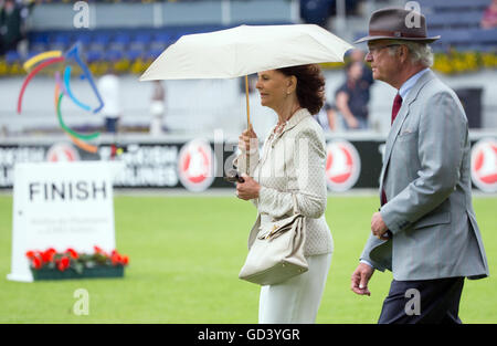 Aachen, Deutschland. 12. Juli 2016. Königin Silvia von Schweden und König Carl XVI. Gustaf sehen Sie sich den Kurs beim CHIO World Equestrian Festival in Aachen, Deutschland, 12. Juli 2016. Foto: FRISO GENTSCH/DPA/Alamy Live-Nachrichten Stockfoto