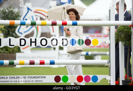 Aachen, Deutschland. 12. Juli 2016. Königin Silvia von Schweden hinter eine Hürde für die Childhood-Stiftung beim CHIO World Equestrian Festival in Aachen, Deutschland, 12. Juli 2016. Foto: FRISO GENTSCH/DPA/Alamy Live-Nachrichten Stockfoto