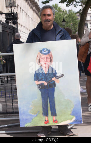 London, UK 12. Juli 2016, Herr Kaya Mar zeigt seine Gemälde der zukünftige Premierminister The Rt Hon Theresa kann MP Kredit: Chris Yates / Alamy Live News Stockfoto