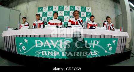 Tennisspieler, von links, Piere-Hugues Herbert, Lucas Pouille, Jo-Wilfried Tsonga, nicht spielen Kapitän Yannick Noah, Gilles Simon und Nicolas Mahut, Mitglieder des französischen Davis Cup-Teams an einer Pressekonferenz am Dienstag, 12. Juli 2016 in Trinec, Tschechische Republik, vor den Davis Cup Viertelfinale Spiel Tschechien gegen Frankreich. (CTK Foto/Petr Sznapka) Stockfoto