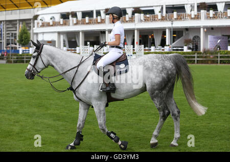 Aachen, Deutschland. 12. Juli 2016. Deutsch-US-amerikanischer Springreiter Meredith Michaels-Beerbaum training auf Apsara beim CHIO World Equestrian Festival in Aachen, Deutschland, 12. Juli 2016. Foto: FRISO GENTSCH/DPA/Alamy Live-Nachrichten Stockfoto