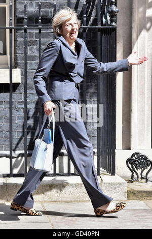 London, UK. 12. Juli 2016. Theresa verlassen unter Umständen 10 Downing Street nach David Camerons letzten Kabinettssitzung. Bildnachweis: Nigel Pacquette/Alamy Live-Nachrichten Stockfoto