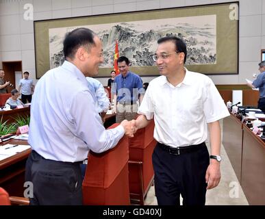 Peking, China. 12. Juli 2016. Chinese Premier Li Keqiang (R) präsidiert ein Symposium die derzeitige Wirtschaftslage mit Experten und Unternehmer, in Peking, Hauptstadt von China, 12. Juli 2016 zu studieren. Bildnachweis: Li Tao/Xinhua/Alamy Live-Nachrichten Stockfoto