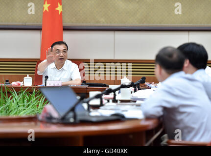 Peking, China. 12. Juli 2016. Chinesischer Premier Li Keqiang (L) präsidiert ein Symposium die derzeitige Wirtschaftslage mit Experten und Unternehmer, in Peking, Hauptstadt von China, 12. Juli 2016 zu studieren. Bildnachweis: Li Tao/Xinhua/Alamy Live-Nachrichten Stockfoto
