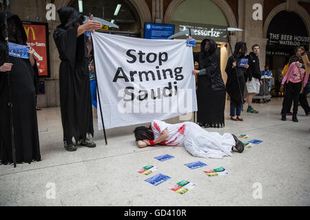 London, UK. 11. Juli 2016. Menschenrechtsaktivisten als Sensenmänner Protest gegen die Farnborough internationale Waffenmesse verkleidet und insbesondere gegen Arme Verkäufe nach Saudi Arabien verwendet im Bereich der Menschenrechte Missbräuche im Jemen, an der Waterloo Station. Bildnachweis: Mark Kerrison/Alamy Live-Nachrichten Stockfoto