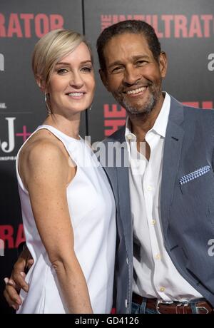 New York, NY, USA. 11. Juli 2016. Bryant Gumble und Frau Hilary Quinlan im Ankunftsbereich der INFILTRATOR Premiere, AMC Loews Lincoln Square, New York, NY 11. Juli 2016. Bildnachweis: Lee/Everett Collection/Alamy Live-Nachrichten Stockfoto