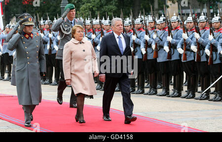 Santiago de Chile, Chile. 12. Juli 2016. Der deutsche Bundespräsident Joachim Gauck mit militärischen Ehren in Santiago de Chile, Chile, 12. Juli 2016 von chilenischen Präsidentin Michelle Bachelet Jeria begrüßt wird. Das deutsche Staatsoberhaupt besucht Chile und Uruguay während einer siebentägigen Reise. Foto: WOLFGANG KUMM/Dpa/Alamy Live News Stockfoto