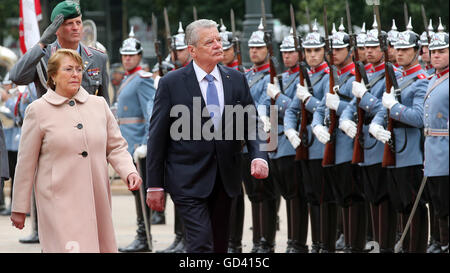 Santiago de Chile, Chile. 12. Juli 2016. Der deutsche Bundespräsident Joachim Gauck mit militärischen Ehren in Santiago de Chile, Chile, 12. Juli 2016 von chilenischen Präsidentin Michelle Bachelet Jeria begrüßt wird. Das deutsche Staatsoberhaupt besucht Chile und Uruguay während einer siebentägigen Reise. Foto: WOLFGANG KUMM/Dpa/Alamy Live News Stockfoto